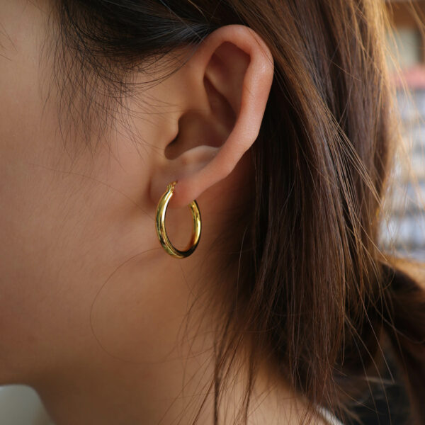 Chris April in stock 925 sterling silver Korean version 18K gold plated glossy hoop earrings - Image 3