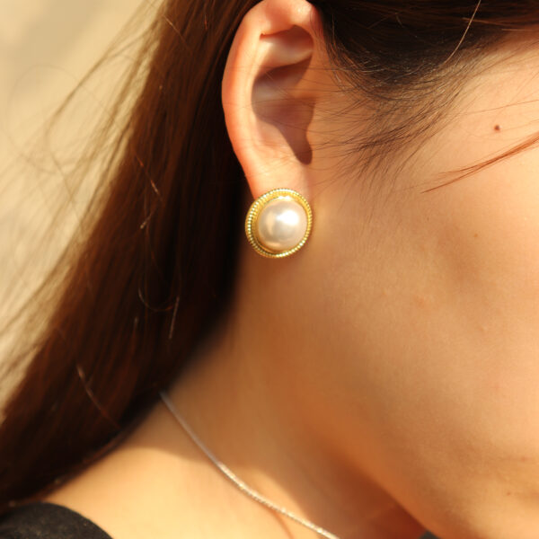 Chris April in stock 925 sterling silver Korean version gold plated simple shell pearl stud earrings - Image 3