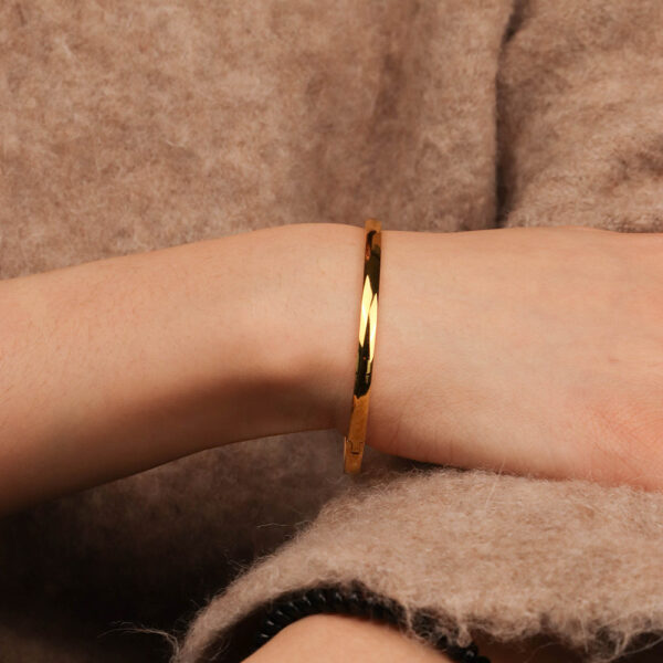 Chris April Minimalist fashionable 316L stainless steel PVD gold plated clasp type dainty glossy cuff bracelet - Image 5