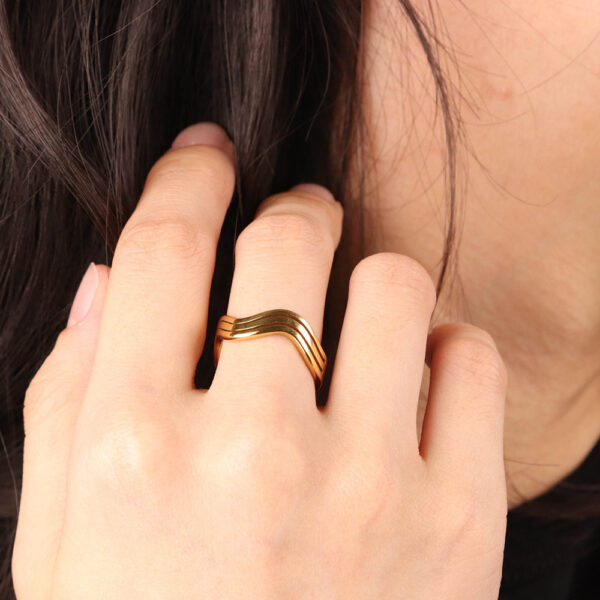 Chris April in stock 316L stainless steel PVD gold plating simple three layers wavy shape swimming ring - Image 5