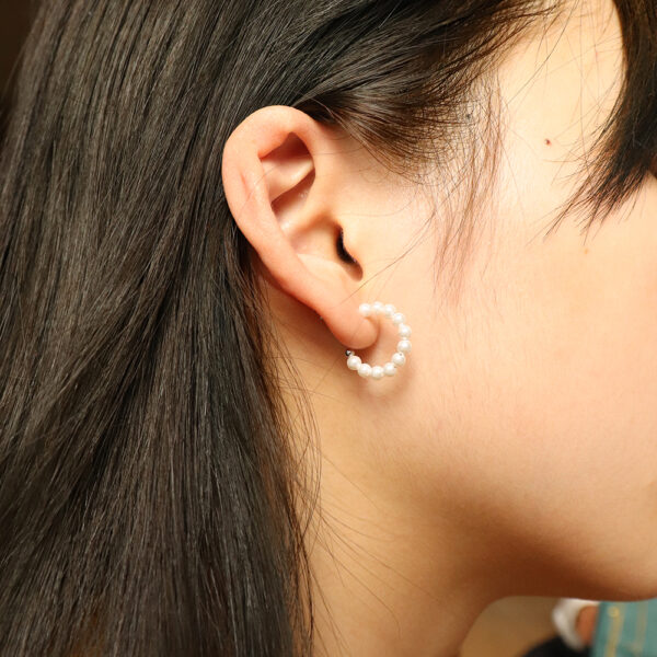 Chris April In Stock  925 sterling silver gold plated Minimalist shell pearls hoop earring - Image 5