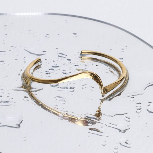 Chris April in stock brass 18K PVD gold plated minimalist resizable twisting cuff V shape bracelet - Image 4