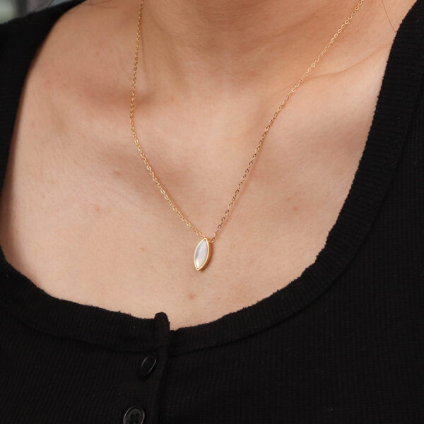 Chris April in stock 316L stainless steel PVD gold plating olive shape puka shell natural stone necklace - Image 5