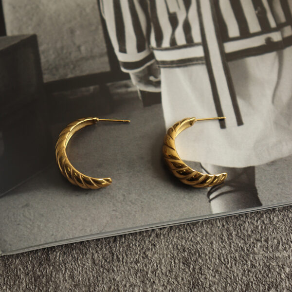 Chris April fashion jewelry 316L Stainless Steel PVD gold plated minimalist croissant hoop earrings - Image 3