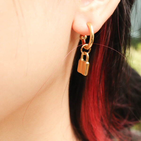 Chris April in stock fashion 316L Stainless Steel PVD gold plated minimalist lock hoop earring jewelry - Image 5