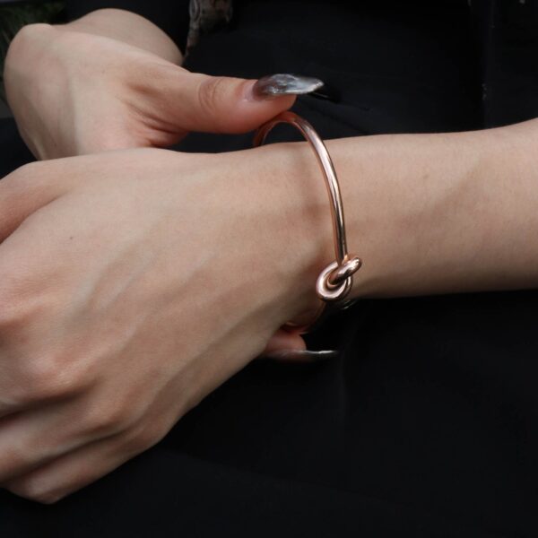 Chris April in stock 316L stainless steel PVD gold plated water-proof knot cuff bracelet for women - Image 3