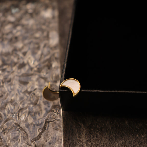 Chris April Korean version 925 sterling silver gold plated Minimalist handmade shell moon stud earrings - Image 4