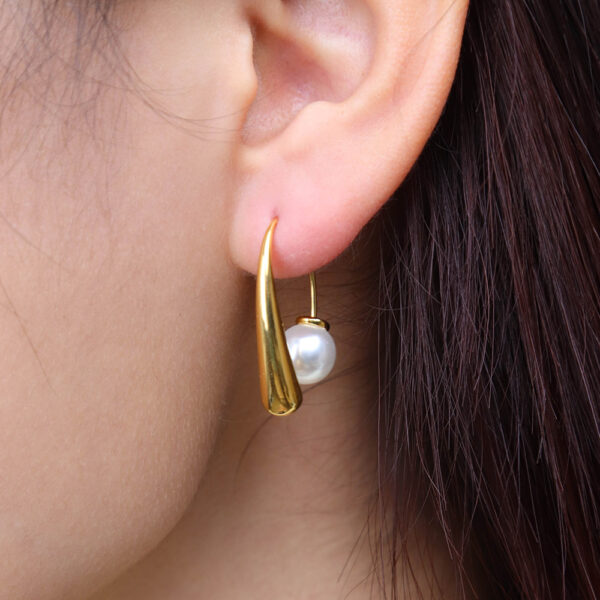 Chris April 316L stainless steel gold plated small baroque fresh water pearl earrings - Image 3