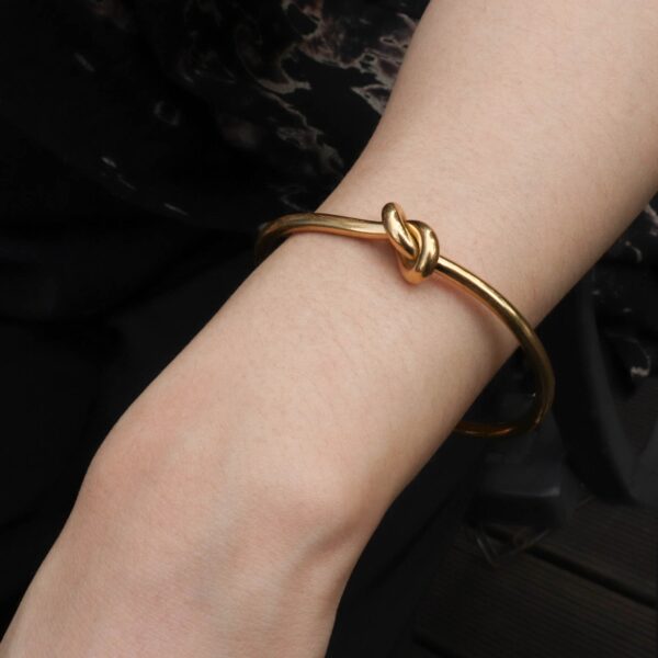 Chris April in stock 316L stainless steel PVD gold plated water-proof knot cuff bracelet for women - Image 5