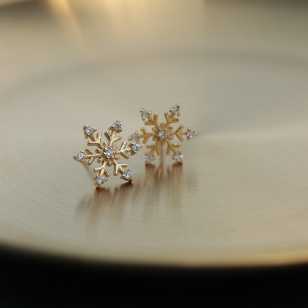 Chris April In Stock 925 sterling silver gold plated sweet Snowflake retro zircon earrings - Image 4