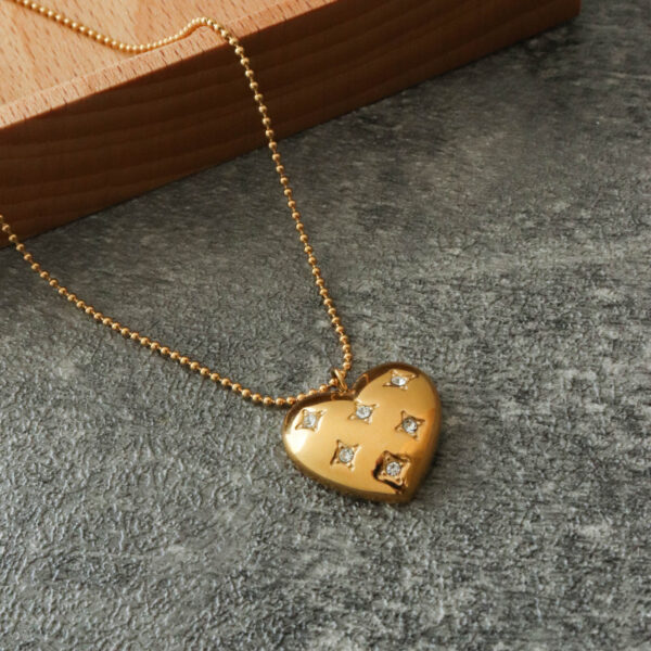 Chris April in stock romantic 316L stainless steel PVD gold plated water resistant zircon paveel solid heart pendant necklace - Image 4