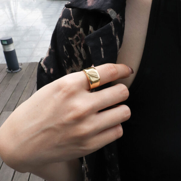 Chris April in stock 316L stainless steel minimalist PVD gold plated square glossy signet ring for women - Image 5