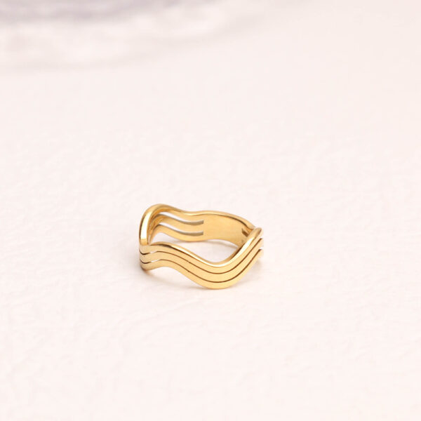 Chris April in stock 316L stainless steel PVD gold plating simple three layers wavy shape swimming ring - Image 4