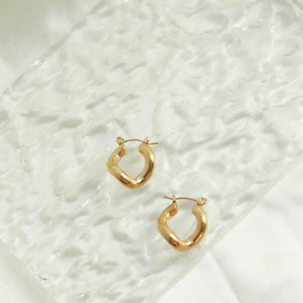 Chris April in stock trendy 316L Stainless Steel PVD gold plated minimalist twisting hoop earring for women - Image 4