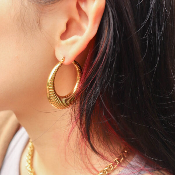 Chris April in stock 316L stainless steel pvd gold plated non-tarnish croissant open weave twisted hoop earrings - Image 3