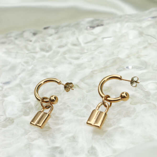 Chris April in stock fashion 316L Stainless Steel PVD gold plated minimalist lock hoop earring jewelry - Image 4