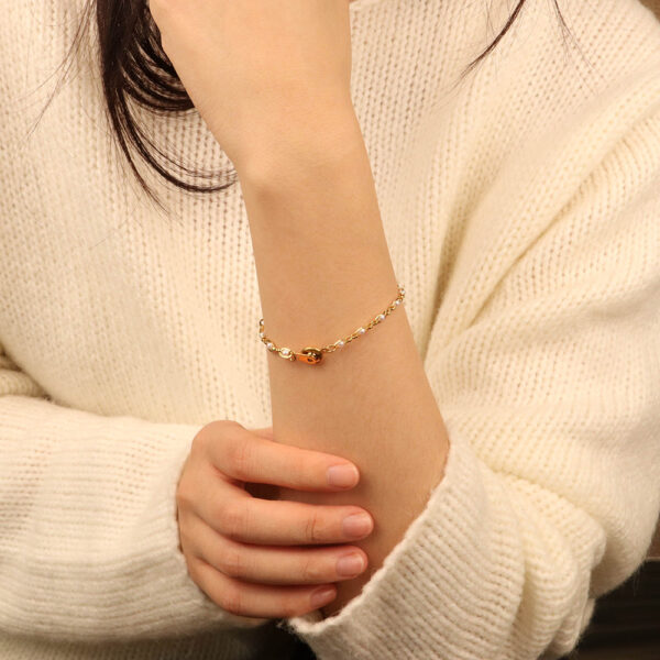 Chris April in stock 316L stainless steel PVD gold plated trendy geometric chain shell pearl bracelet - Image 3