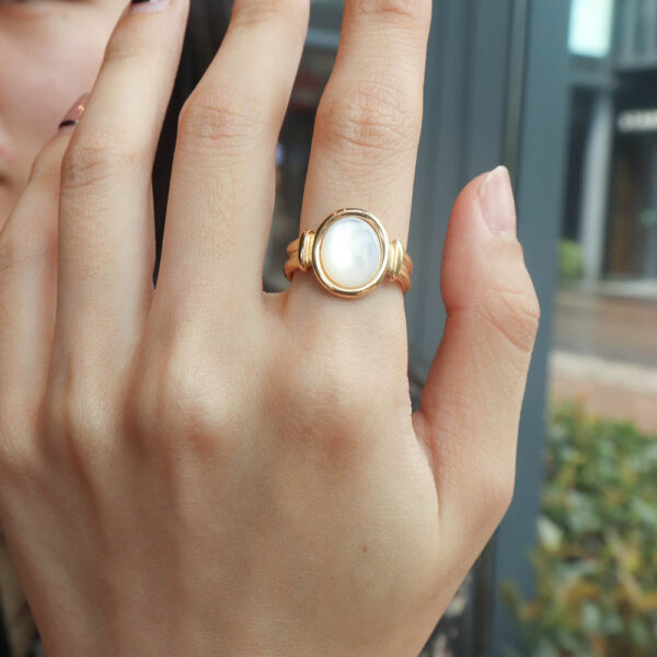 Chris April Stylish jewelry in stock PVD gold plated 316L stainless steel water proof oval shell signet ring - Image 3