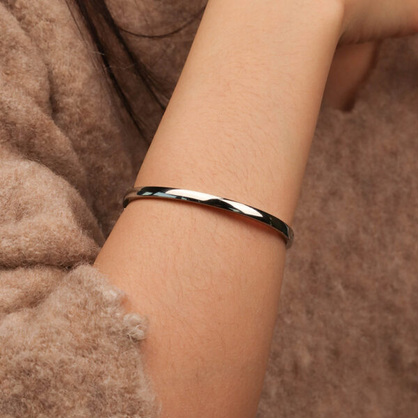 Chris April Minimalist fashionable 316L stainless steel PVD gold plated clasp type dainty glossy cuff bracelet - Image 3