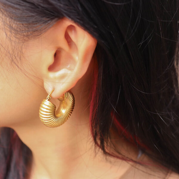 Chris April in stock 316L stainless steel pvd gold plated non-tarnish snail hoop earrings for women - Image 3