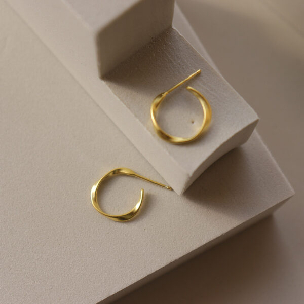 Chris April trending In Stock 925 sterling silver 18k Gold Plated simple distortion Big Circle Hoop Earrings - Image 4