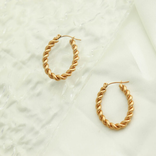 Chris April in stock fashion jewelry 316L Stainless Steel PVD gold plated minimalist rope oval hoop earring - Image 4