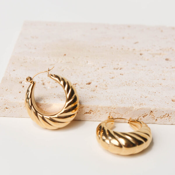 Chris April in stock hot selling 316L stainless steel PVD gold plated croissant hoop earrings - Image 4