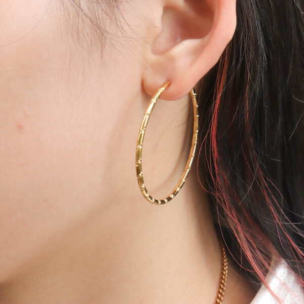 Chris April in stock fashion jewelry 316L Stainless Steel PVD gold plated minimalist grained big circle hoop earring - Image 5